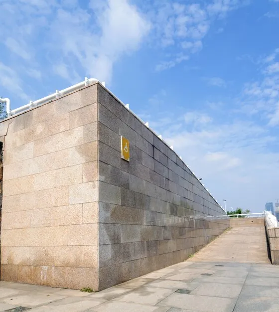 Concrete retaining wall construction